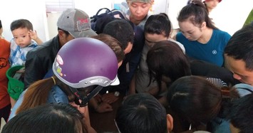 Ảnh: Hàng trăm người chen lấn, trắng đêm chờ tiêm vắc xin cho con