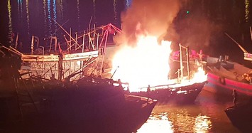 Đà Nẵng: Tàu cá đang neo đậu bỗng nhiên bốc cháy trên sông Hàn