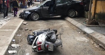 Hà Nội: Nữ tài xế Camry lùi xe đâm vào xe máy khiến nạn nhân tử vong