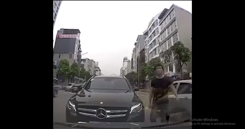 Clip: Tài xế Mercedes lấn làn chửi bới do không nhường đường