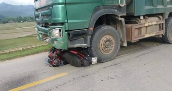 Điện Biên: Xe tải lấn làn, va chạm xe máy khiến 2 mẹ con thương vong