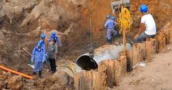 Đường ống nước sạch sông Đà lại bị vỡ, người dân Thủ đô lao đao 
