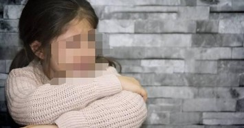 Nghi án bảo vệ dâm ô bé gái trong nhà vệ sinh: Nạn nhân hoảng loạn, mượn điện thoại giáo viên gọi về cho mẹ