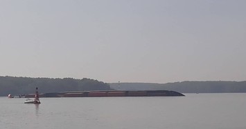 Chìm tàu chở hàng 8.000 tấn ở Cần Giờ, container trôi đầy trên sông