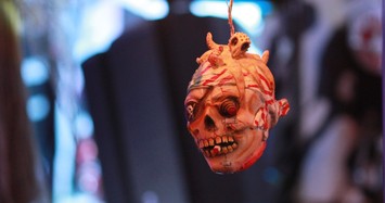 Treo hình đầu người ở phố Tây Bùi Viện trong đêm Halloween