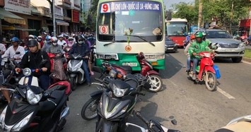 Xe buýt lùa 8 xe máy đang dừng đèn đỏ ở Sài Gòn