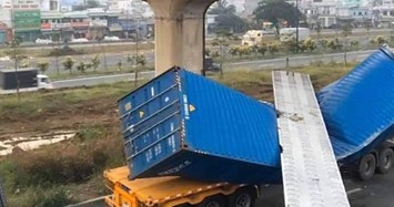 Cầu bộ hành vừa lắp trên xa lộ Hà Nội bị xe container kéo sập