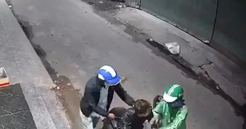 Clip 2 tên cướp táo tợn dùng dao khống chế cướp xe máy, điện thoại giữa đường ở Sài Gòn