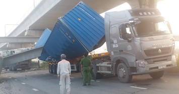 Nhiều sai phạm ở cầu bộ hành băng qua Xa lộ Hà Nội bị xe container kéo sập