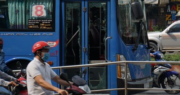 Nhóm côn đồ đập phá xe buýt giữa đường ở Sài Gòn khiến nhiều người hoảng loạn