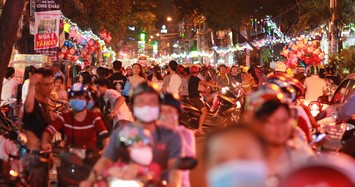 Sài Gòn lộng lẫy đêm Noel, giao thông hỗn loạn bởi hàng triệu người dân đổ xuống đường