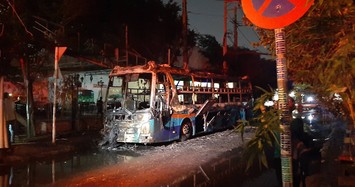 Xe khách bốc cháy ngùn ngụt trong đêm ngay trên đường Sài Gòn