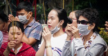 Người Sài Gòn đi chùa bịt khẩu trang kín mít vì sợ virus Corona