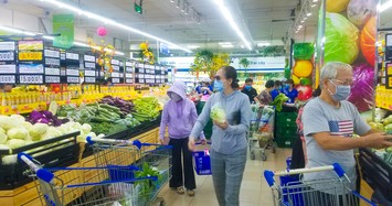 Siêu thị ở Sài Gòn vẫn bán đầy rau củ, không có chuyện khan hàng 
