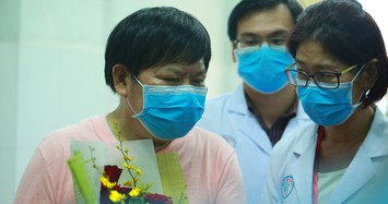 Bệnh nhân Trung Quốc cúi người cảm ơn bác sĩ Chợ Rẫy