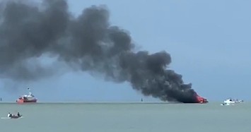 Tàu khách cháy giữa biển, 25 người được bộ đội cứu thoát