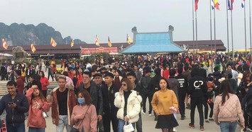 Hàng nghìn người lên chùa Tam Chúc lớn nhất thế giới ở Hà Nam