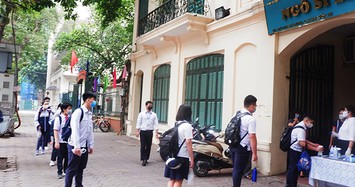 Sau 3 tháng nghỉ dịch COVID-19, hàng nghìn học sinh Hà Nội trở lại trường