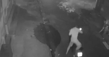 Clip màn trộm xe máy táo tợn trong đêm ở Hà Nội