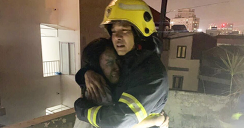 Khoảnh khắc nạn nhân vụ cháy chung cư mini khóc nức nở, ôm chặt người lính cứu hỏa
