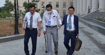 Hình ảnh cựu Thứ trưởng Y tế Cao Minh Quang chống gậy đến tòa sáng nay 