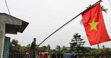 Ấm áp ở làng dựng cây nêu treo cờ Tổ quốc mừng tết Kỷ Hợi 2019