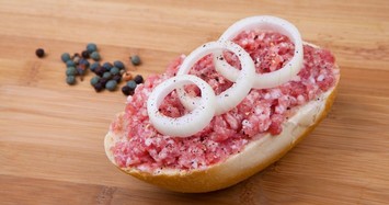Hamburger thịt sống của Đức không phải ai cũng dám ăn
