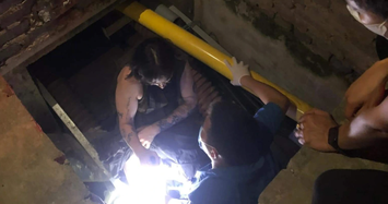 Cô gái người Anh rơi xuống hố cáp ngầm khi đi bộ trên vỉa hè Hà Nội