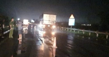 Người đi bộ trên cao tốc bị ôtô tông chết dưới trời mưa
