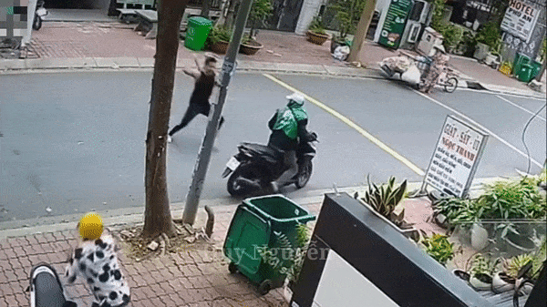 Người đàn ông cầm gậy rượt đuổi 2 tên trộm bẻ khóa xe 