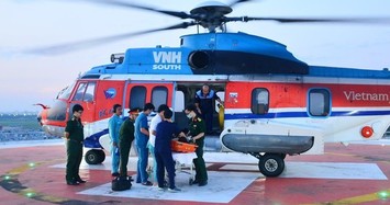 Trực thăng đưa quân nhân từ đảo Song Tử Tây về Bệnh viện Quân y 175 cấp cứu 