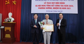 Trao Huy hiệu Đảng cho các Đảng viên của Liên hiệp Hội Việt Nam