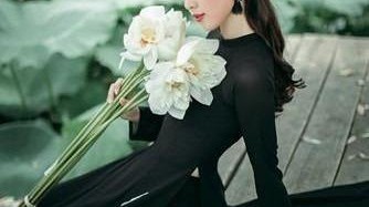 Hoa khôi tài sắc Việt Nam 2017 'chơi trội' mặc áo dài đen đi chụp sen