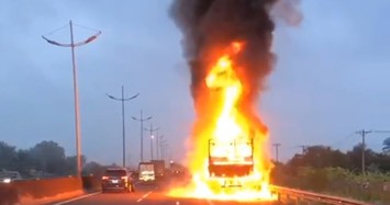 Xe tải bất ngờ phát hỏa lúc rạng sáng - cao tốc TP.HCM - Trung Lương ùn tắc hơn 10km