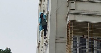 Cảnh sát giải cứu cô gái đu mình trên cửa sổ chung cư