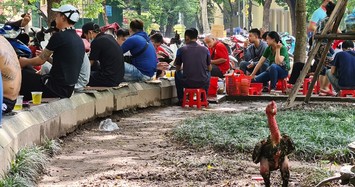 Hà Nội: Nhiều người không đeo khẩu trang, tụ tập bán trà đá