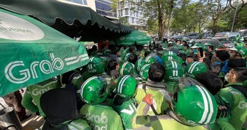 Hàng trăm tài xế 'vây' trụ sở Grab ở Hà Nội