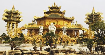 Cận cảnh ngôi chùa 'dát vàng' khiến du khách mê mẩn