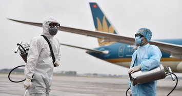 Cảnh phun thuốc khử trùng máy bay Vietnam Airlines chống virus corona 