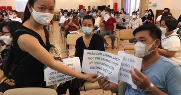 Bức xúc chính sách học phí, phụ huynh kéo tới trường Quốc tế Việt Úc phản đối