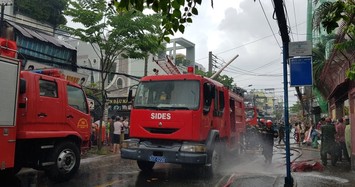 Cháy xưởng giày da ở Sài Gòn, khói đen bao trùm cả khu phố