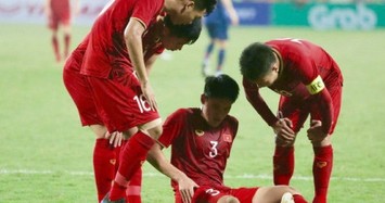 Xót xa cảnh tuyển thủ U23 Việt Nam bị đối thủ “chơi xấu” phải nằm sân