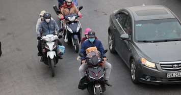 Chùm ảnh: Người dân đồ đạc lỉnh kỉnh chạy xe may rời thành phố về quê ăn Tết