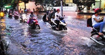 Mưa như trút khiến nhiều tuyến đường Sài Gòn ngập nặng