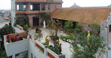 Cận cảnh ngôi nhà cổ trăm tuổi nằm trên nóc biệt thự ở Hà Nội