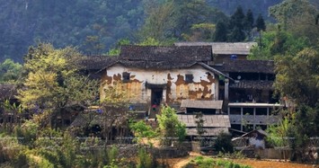 Bên trong căn nhà cổ trăm tuổi dáng chim đại bàng ở Hà Giang