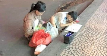 Hình ảnh người mẹ và con trai ngồi học giữa lề đường Sài Gòn gây xúc động mạnh
