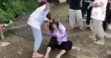 Thiếu nữ bị bạn đánh hội đồng, bạn bè hả hê cổ vũ ở Thanh Hoá 