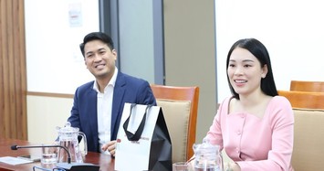 Thiếu gia Phillip Nguyễn và người đẹp Linh Rin tặng tiền tỷ cho người nghèo