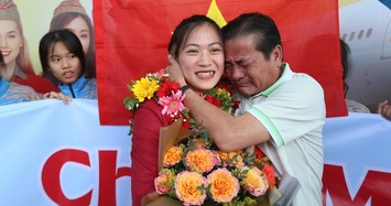 Giám đốc Sở ôm vận động viên đoạt HCV SEA Games Lê Thị Nhi nức nở  